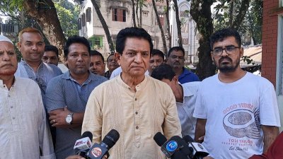 ফরিদপুরে সাংবাদিকদের সঙ্গে কথা বলছেন এ কে আজাদ