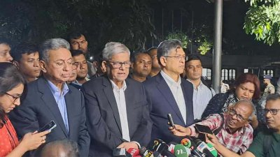 প্রধান উপদেষ্টার সঙ্গে বৈঠক শেষে সাংবাদিকদের ব্রিফ করছেন মির্জা ফখরুল ইসলাম আলমগীর