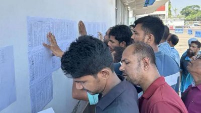 প্রকাশিত তালিকা দেখছেন ব্যবসায়ীরা/বাংলা ট্রিবিউন