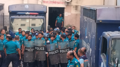 পুলিশ পাহারায় আদালত প্রাঙ্গণে আসামিরা