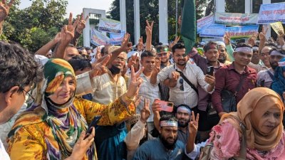 রাজধানীর কেন্দ্রীয় শহীদ মিনারে বেসরকারি শিক্ষাপ্রতিষ্ঠানের এমপিওভুক্ত শিক্ষক-কর্মচারীরা। আজ মঙ্গলবার দুপুরের দিকে তোলা ছবি। (ছবি: আমিরুল ইসলাম মাসুম)