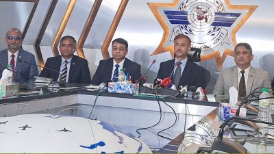 সংবাদ সম্মেলনে কথা বলছেন বেবিচক চেয়ারম্যান মোস্তফা মাহমুদ সিদ্দিক