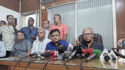 সাংবাদিকদের সঙ্গে কথা বলছেন বিএনপির সিনিয়র যুগ্ম মহাসচিব অ্যাডভোকেট রুহুল কবির রিজভী/বাংলা ট্রিবিউন