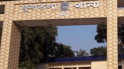 লাশ উদ্ধার করে ময়নাতদন্তের জন্য মর্গে পাঠিয়েছে ফুলতলা থানা পুলিশ