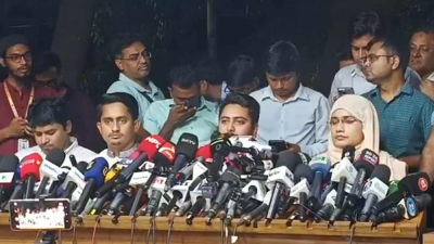 সংবাদ সম্মেলনে কথা বলছেন নাহিদ ইসলাম