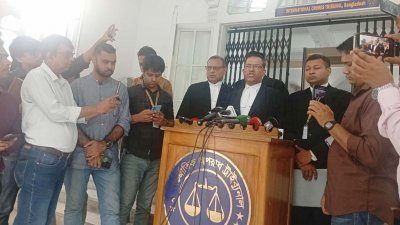 সাংবাদিকদের সঙ্গে কথা বলছেন আসামিপক্ষের আইনজীবী এম সারোয়ার হোসেন