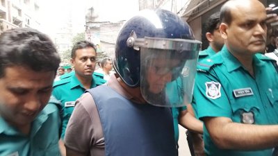 আদালত চত্বরে এনায়েত করিম চৌধুরী