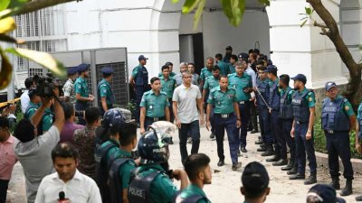 কড়া নিরাপত্তায় আদালত চত্বরে আসামিরা (ছবি: নাসিরুল ইসলাম)