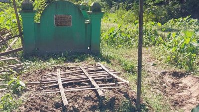 সিরাজগঞ্জের শাহজাদপুরে কবরস্থান থেকে এক রাতে ১৬টি কঙ্কাল চুরি
