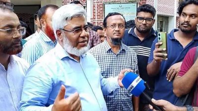 বুধবার বিকাল ৪টায় শিক্ষার্থীদের অবস্থান কর্মসূচিতে এসে নির্বাচনের রোডম্যাপের ঘোষণা দেন ভারপ্রাপ্ত উপাচার্য মো. সাজেদুল করিম