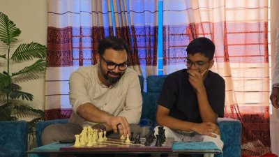 মনন রেজার সঙ্গে আমিনুল (বামে)।