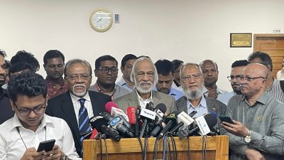 সাংবাদিকদের সঙ্গে কথা বলছেন ড. আব্দুল মঈন খান