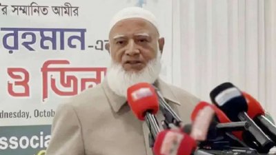 সাংবাদিকদের সঙ্গে কথা বলছেন বাংলাদেশ জামায়াতে ইসলামীর আমির ডা. শফিকুর রহমান