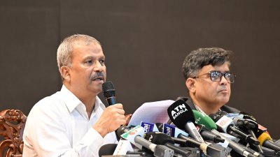 সংবাদ সম্মেলনে বক্তব্য রাখছেন আইন উপদেষ্টা আসিফ নজরুল