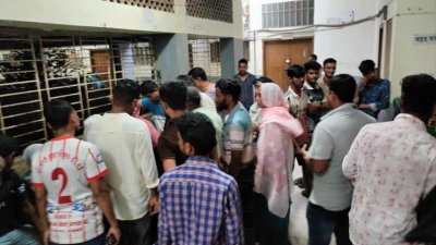 ঘটনাস্থলে স্থানীয় মানুষদের ভিড়