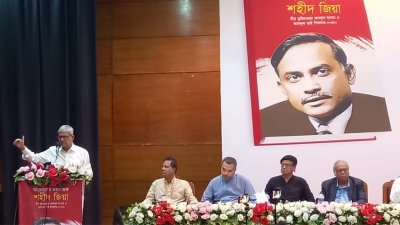 কথা বলছেন মির্জা ফখরুল ইসলাম আলমগীর