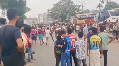 টিয়ারশেল ছুড়ে শ্রমিকদের ছত্রভঙ্গ করে দেওয়া হয়