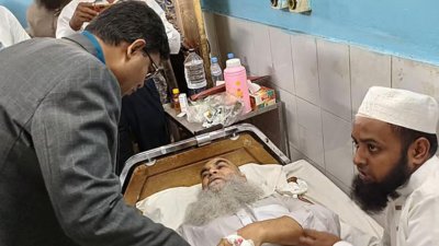 পঞ্চগড়ে উদ্ধার হওয়া মো. মুহিবুল্লাহ মিয়াজীকে হাসপাতালে দেখতে যান জেলা প্রশাসক মো. সাবেত আলী