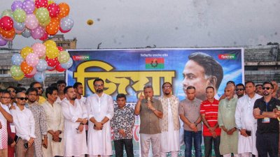 ফুটবল টুর্নামেন্টের গ্র্যান্ড ফাইনাল অনুষ্ঠানে বক্তব্য দিচ্ছেন আমির খসরু মাহমুদ চৌধুরী