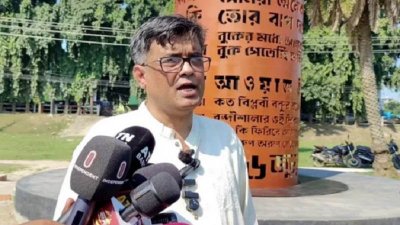 সাংবাদিকদের সঙ্গে কথা বলছেন প্রধান উপদেষ্টার প্রেস সচিব শফিকুল আলম