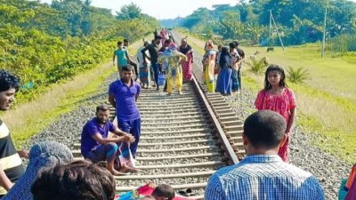 ঘটনাস্থলে স্থানীয়রা