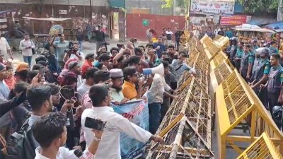 চাকরিপ্রত্যাশী প্রতিবন্ধীদের যমুনা অভিমুখে পদযাত্রা শাহবাগে আটকে দেয় পুলিশ