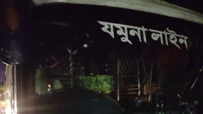 দুর্ঘটনাকবলিত বাস