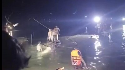 ফায়ার সার্ভিসের কর্মীরা নিখোঁজ একজনের মরদেহ উদ্ধার করেন