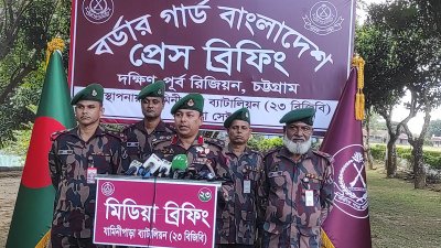 সংবাদ সম্মেলনে বক্তব্য দিচ্ছেন বিজিবি ব্যাটালিয়নের অধিনায়ক লেফটেন্যান্ট কর্নেল খালিদ ইবনে হোসেন