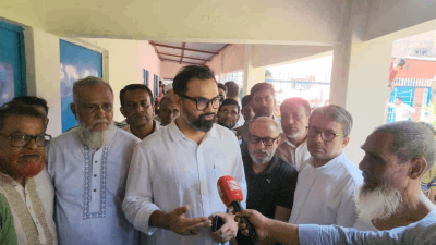 সাংবাদিকদের সঙ্গে কথা বলছেন আমিনুল হক
