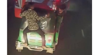 চলন্ত সিএনজির দরজা খুলে পেছনে ঝুলে থাকা ব্যক্তিকে ছুরিকাঘাতের চেষ্টা (ভিডিও থেকে নেওয়া ছবি)