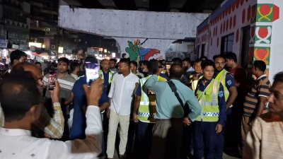অভিযুক্ত মাদ্রাসাশিক্ষককে মারধর করে পুলিশে দিয়েছে জনতা