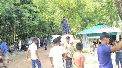 ঘটনাস্থলে স্থানীয়রা