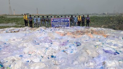 জালগুলো মিরকাদিম নৌবন্দর এলাকায় ধলেশ্বরী নদীর তীরে এনে আগুনে পুড়িয়ে ধ্বংস করা হয়