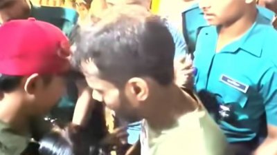 গ্রেফতার বাবাকে ধরে কাঁদতে থাকা শিশুকে চড়, খতিয়ে দেখার কথা বলছে পুলিশ