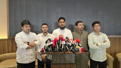 কথা বলছেন আখতার হোসেন