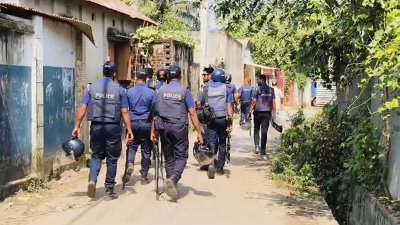 এলাকায় পুলিশ মোতায়েন থাকলেও এখনও উত্তেজনা বিরাজ করছে