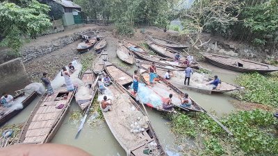 প্রস্তুত ইলিশ ধরার নৌকা