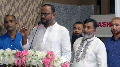 শনিবার দুপুরে টাঙ্গাইলে মতবিনিময় সভায় বক্তব্য দেন বিএনপির প্রচার সম্পাদক সুলতান সালাহউদ্দিন টুকু