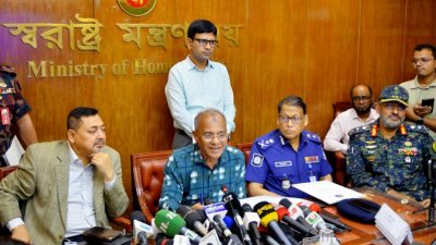প্রেস ব্রিফিংয়ে স্বরাষ্ট্র উপদেষ্টা