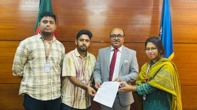 পিএসসির চেয়ারম্যানের কাছে স্মারকলিপি দেন এনসিপি নেতারা