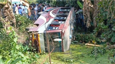 খাদে পড়া বাস