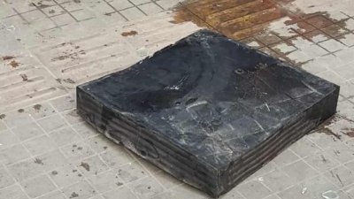 খসে পড়া বিয়ারিং প্যাড (ছবি: নাসিরুল ইসলাম)