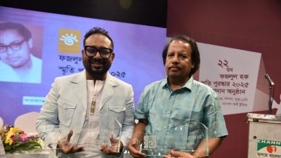 পুরস্কার হাতে রায়হান রাফী ও আলিমুজ্জামান