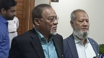 সাংবাদিকদের সঙ্গে কথা বলেন মো. ইসমাইল জবিউল্লাহ