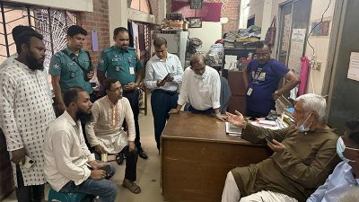 সড়ক ও রেল উপদেষ্টা ফাওজুল কবির খান দুর্ঘটনাস্থল পরিদর্শন করেন