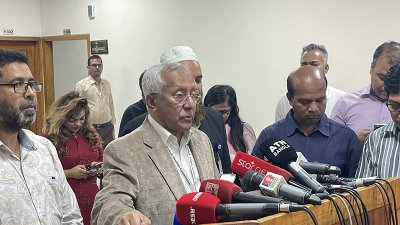 কথা বলছেন আখতার আহমেদ