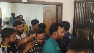 আদালত প্রাঙ্গণে আসামিরা (ফাইল ছবি)