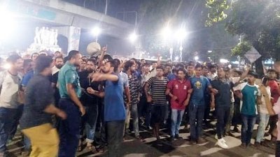 অবৈধ দোকান, উদ্বাস্তু, ভবঘুরে ও নেশাগ্রস্তদের উচ্ছেদ অভিযানের জেরে শনিবার রাতে বিক্ষোভ-পাল্টা বিক্ষোভ করেছেন ঢাবি শিক্ষার্থীরা/সংগৃহীত