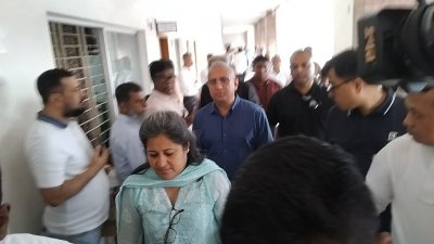 আদালত চত্বরে ইয়াসির আজমান (নীলচে রংয়ের শার্ট পরিহিত)